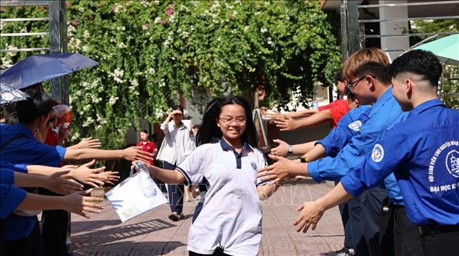 Thí sinh hoàn thành ngày thi đầu tiên tại điểm thi Trường THCS Lê Ngọc Hân. Ảnh: Thanh Tùng - TTXVN